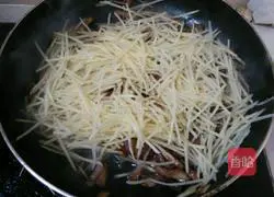 Illustration of how to make fried pork with shredded potatoes 4