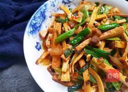 Illustration of how to stir-fry garlic sprouts and dry them 14