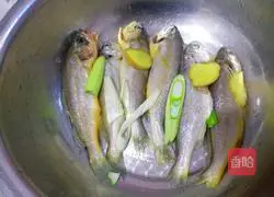 Illustration of how to make pan-fried yellow croaker 7