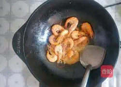 Illustration of how to make Chinese stir-fry shrimp and cabbage in iron pot 3