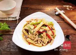 Illustration of how to make stir-fried shredded pork with dried celery and fragrant 17