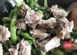 Illustration of how to cook ribs and beans stewed 2