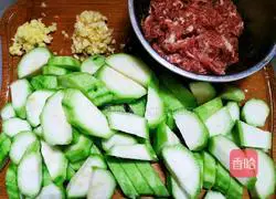 Illustration of how to make stir-fried pork slices with loofah 2