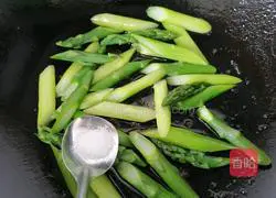 Illustration of how to make fried beef with asparagus 8