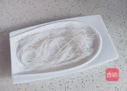 Illustration of how to make steamed luncheon meat vermicelli 5