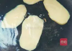 Illustration of how to make sausage with diced potatoes 1