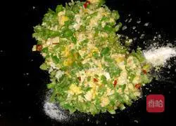 Illustration of how to make fried eggs with green pepper 4