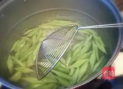 Illustration of how to make fried fungus with celery 4