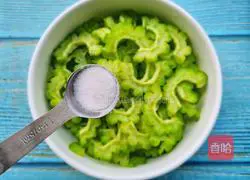 Illustration of how to make bitter melon and scrambled eggs, a must-have in summer to clear away heat and relieve heat 2