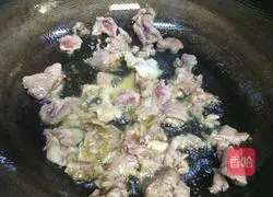 Illustration of how to make pickled pepper and three-color fungus meat slices 10