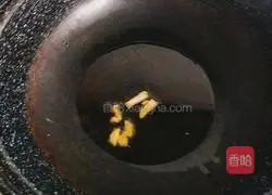 Illustration of how to stir-fry meat with ham and garlic sprouts 2