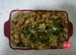 Illustration of how to make tender bamboo shoots and diced pork belly 10