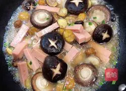 Illustration of how to make mushroom, chestnut and ham meat 11