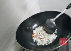 Illustration of how to stir-fry shredded pork with garlic moss 4