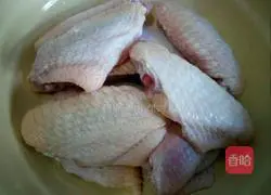 Illustration of how to make salt-baked chicken wings 2