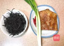 Illustration of how to steam bacon with walnut flowers 2