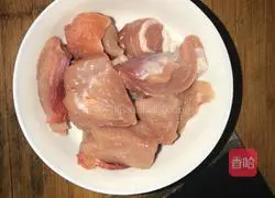 Illustration of how to stew fish in iron pot 3