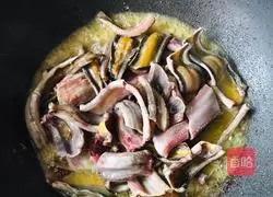 Illustration of how to make fried eel with garlic moss 4