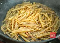 Illustration of how to make celery, lean meat and fried potatoes 8