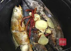 Illustration of how to stew fish in iron pot 8