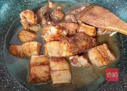 Illustration of how to cook pork with small potatoes 4