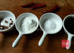 Stir-fried shredded pork with chives Illustration of how to do it 1