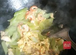 Illustration of how to make scrambled eggs with lettuce, shrimps and scrambled eggs 6