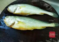 Illustration of how to make fried yellow croaker 1