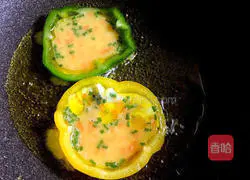 Illustration of how to make chili ring egg pancake 6