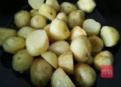 Illustration of how to make minced meat and small potatoes 3