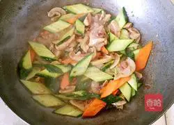 Illustration of how to make pork head and stir-fried cucumbers 7
