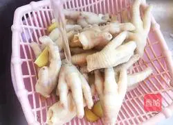 Illustration of how to make Jianglong braised chicken feet 3
