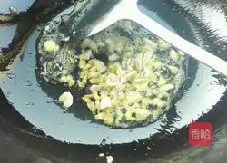 How to make scrambled eggs with mushrooms Illustration 4