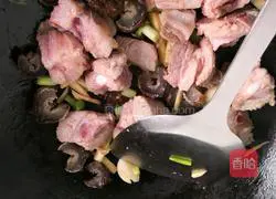 Illustration of how to make steamed pork ribs with sea cucumber 4