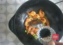 Illustration of how to make Chinese stir-fry shrimp and cabbage in iron pot 5