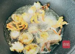 Illustration of how to make egg yolk crab 3