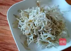 Illustration of how to make fried peanuts with small whitebait 2