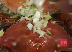 Illustration of how to make scallion oil crab 9