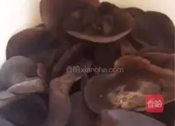 Illustration of making sweet and sour black and white vegetables 2