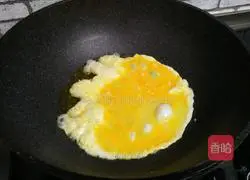 Chili Peppers Illustration of how to make shredded scrambled eggs 5