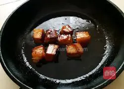 Illustration of how to make braised pork with fermented rice wine 5