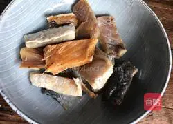 Illustration of how to stew cured fish with dried tofu 2