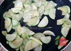 Illustration of how to make zucchini and scrambled eggs 10