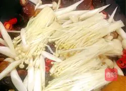 Illustration of how to make stir-fried three mushrooms 3