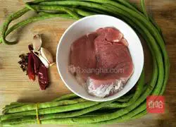 Illustration of how to stir-fry long beans with minced meat 1