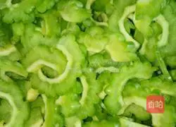 Illustration of how to stir-fry bitter melon with shredded pork 2