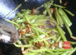 Illustration of how to make green pepper stir-fried meat 6