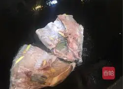 Laoganma garlic sprouts, parsley and stuffed luofei Illustration of how to cook fish 2