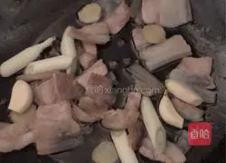 Illustration of how to make pork, cabbage and potato stewed vermicelli 7