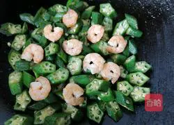 Illustration of how to make fried shrimps with okra 9